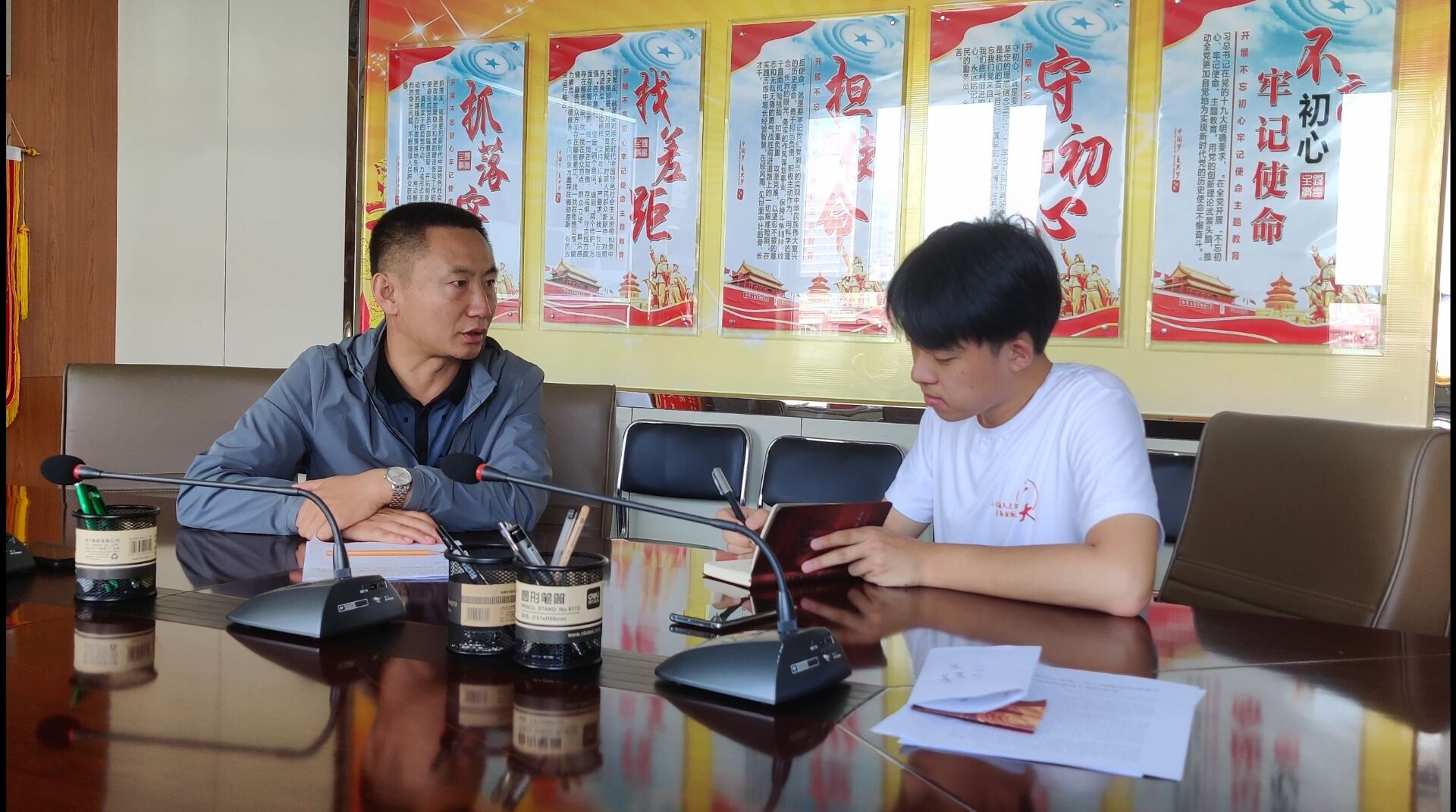 找到抗击疫情期间做出巨大贡献的党员同志杨晓波进行采访